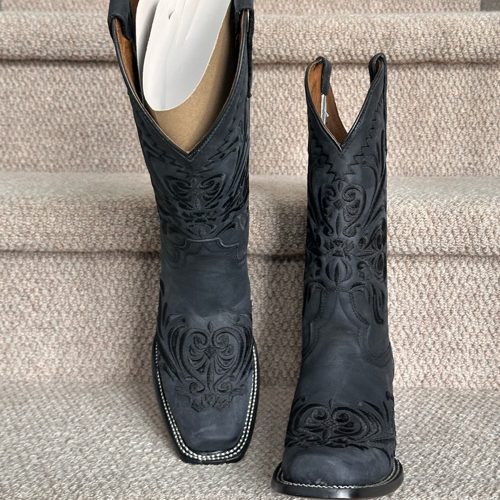 New in box Circle G women’s black Embroidered Cowboy Boots roper heel